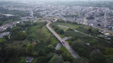 Merkez dağ sırasının hava görüntüleri, doğru adı verilen bölümde.