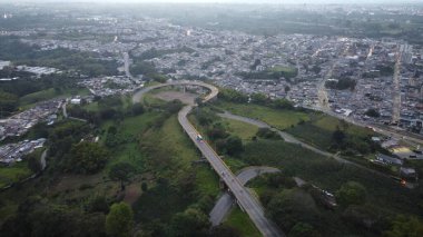 Merkez dağ sırasının hava görüntüleri, doğru adı verilen bölümde.