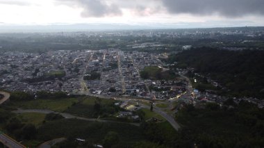 Merkez dağ sırasının hava görüntüleri, doğru adı verilen bölümde.