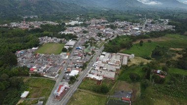 Merkez dağ sırasının hava görüntüleri, doğru adı verilen bölümde.