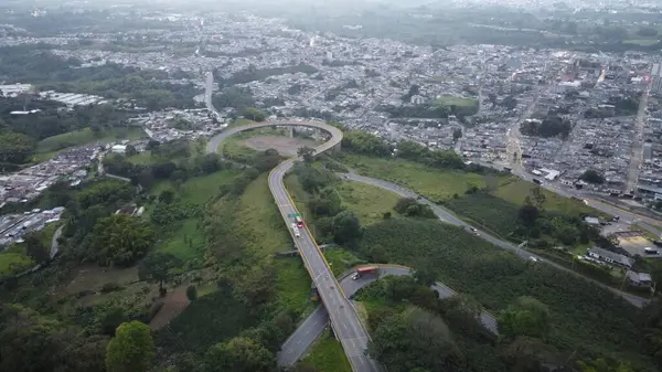 Merkez dağ sırasının hava görüntüleri, doğru adı verilen bölümde.