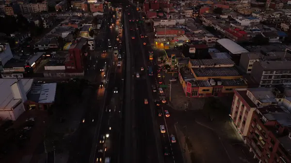 Güzel gün batımı ve şehir trafiği olan bogota bölgelerinin görüntüleri 