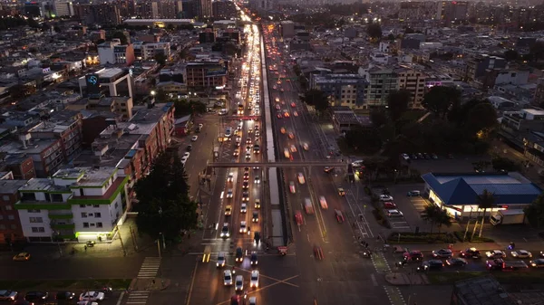 Güzel gün batımı ve şehir trafiği olan bogota bölgelerinin görüntüleri 