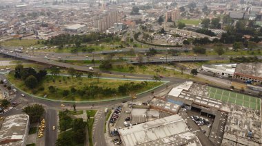 Trafiği ve yeşil sokaklarıyla Bogota 'nın hava görüntüleri