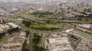 Trafiği ve yeşil sokaklarıyla Bogota 'nın hava görüntüleri