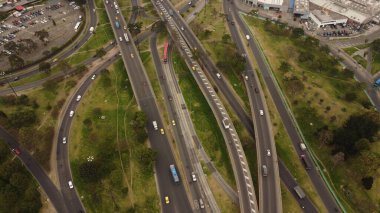 Trafiği ve yeşil sokaklarıyla Bogota 'nın hava görüntüleri