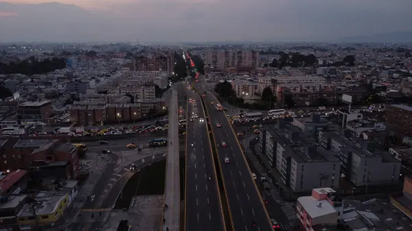 Gökyüzü ve renkleri ile Bogota 'daki gecelerin hava görüntüleri