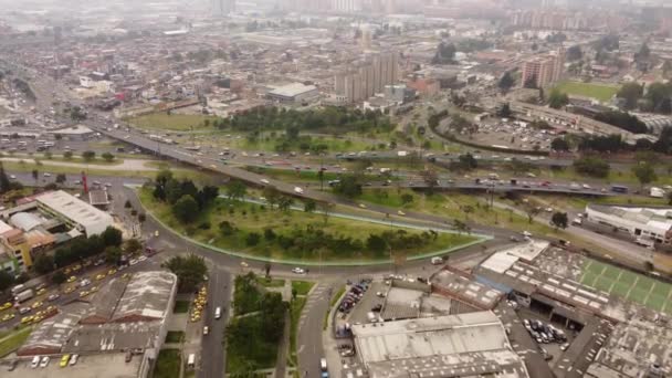 波哥大及其交通和绿色街道的航拍图像 — 图库视频影像