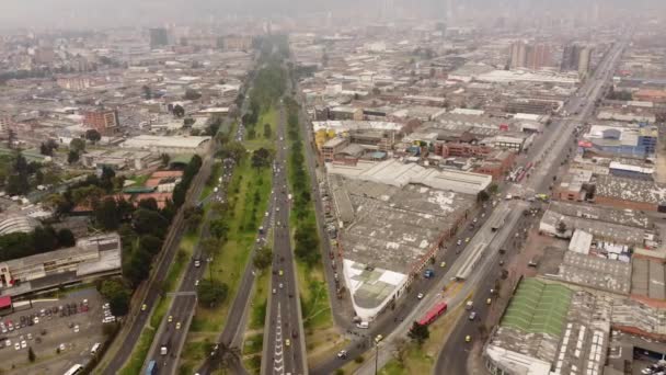 波哥大及其交通和绿色街道的航拍图像 — 图库视频影像