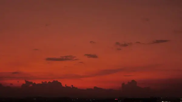 Gökyüzü ve renkleri ile Bogota 'daki gecelerin hava görüntüleri