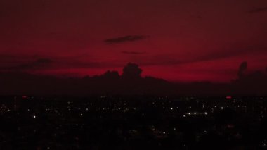 Gökyüzü ve renkleri ile Bogota 'daki gecelerin hava görüntüleri