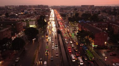 Alacakaranlıktaki Bogota 'nın görüntüleri Gökyüzünün güzel kırmızı rengiyle