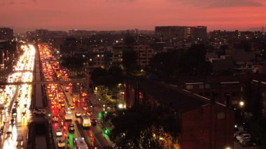 Alacakaranlıktaki Bogota 'nın görüntüleri Gökyüzünün güzel kırmızı rengiyle