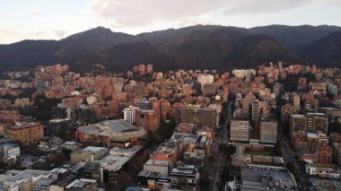 Bogot öğleden sonraları kırmızı binalarıyla