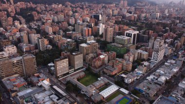 Bogot öğleden sonraları kırmızı binalarıyla