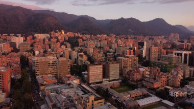 Bogot öğleden sonraları kırmızı binalarıyla