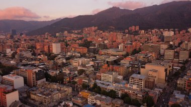 Bogot öğleden sonraları kırmızı binalarıyla