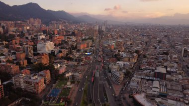 Bogot öğleden sonraları kırmızı binalarıyla