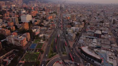 Bogot öğleden sonraları kırmızı binalarıyla