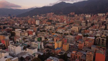 Bogot öğleden sonraları kırmızı binalarıyla