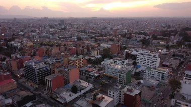 Bogot öğleden sonraları kırmızı binalarıyla