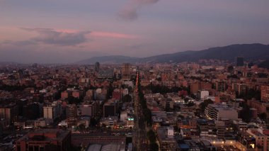 Bogot öğleden sonraları kırmızı binalarıyla