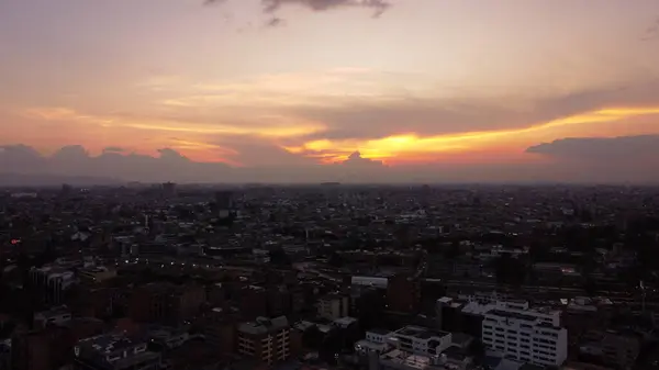 Bogot öğleden sonraları kırmızı binalarıyla