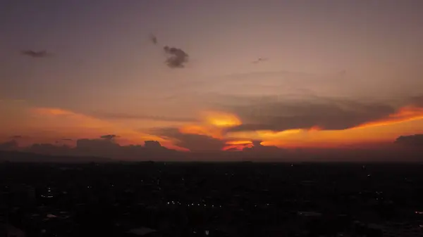 Bogot öğleden sonraları kırmızı binalarıyla