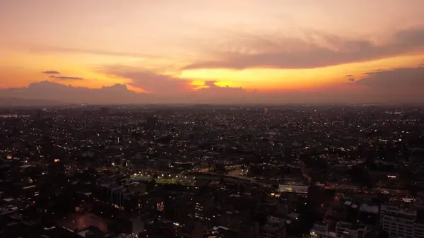 Bogot öğleden sonraları kırmızı binalarıyla