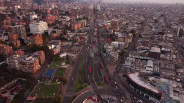 Bogot öğleden sonraları kırmızı binalarıyla