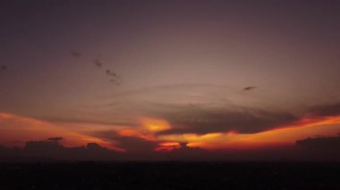 Bogot öğleden sonraları kırmızı binalarıyla