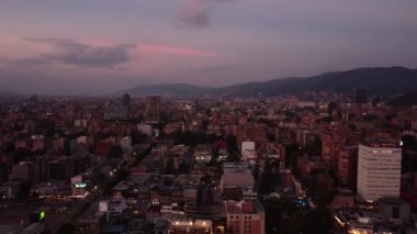 Bogot öğleden sonraları kırmızı binalarıyla