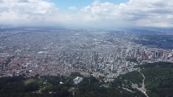 Bogota şehir merkezi binaları monserrate ile