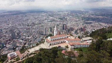 Bogota şehir merkezi binaları monserrate ile