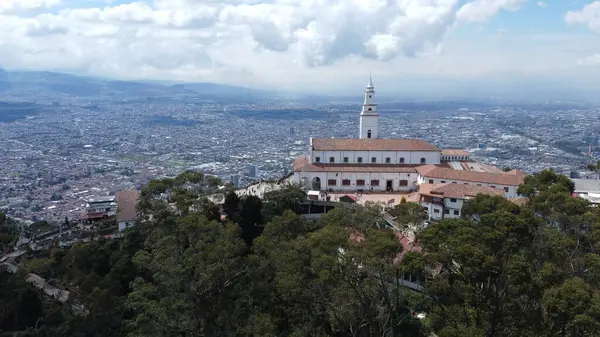 Bogota şehir merkezi binaları monserrate ile