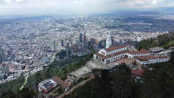 Bogota şehir merkezi binaları monserrate ile