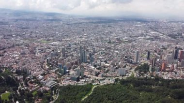 Bogota şehir merkezi binaları monserrate ile