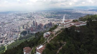 Bogota şehir merkezi binaları monserrate ile