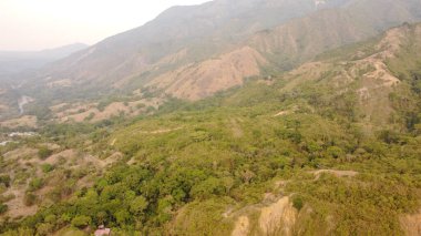 Güzel günbatımında ibague şehrinin hava manzarası