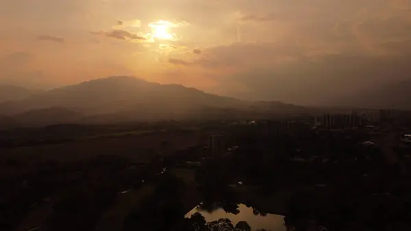 Güzel günbatımında ibague şehrinin hava manzarası