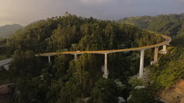 Köprüleri ve trafiğiyle merkez sıradağları geçen otoyolun hava görüntüleri
