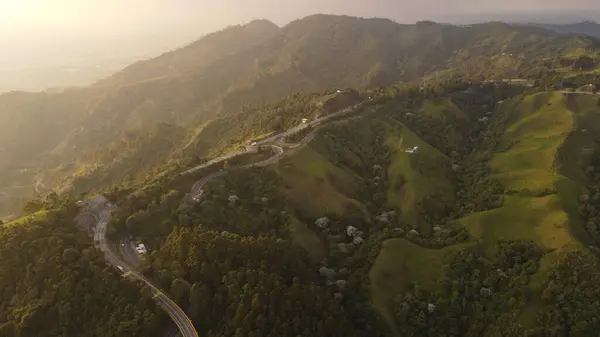 Köprüleri ve trafiğiyle merkez sıradağları geçen otoyolun hava görüntüleri