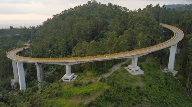 Köprüleri ve trafiğiyle merkez sıradağları geçen otoyolun hava görüntüleri