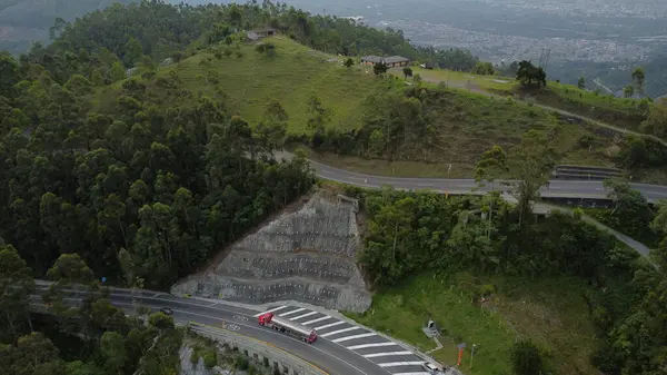 Köprüleri ve trafiğiyle merkez sıradağları geçen otoyolun hava görüntüleri