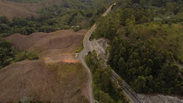 Köprüleri ve trafiğiyle merkez sıradağları geçen otoyolun hava görüntüleri