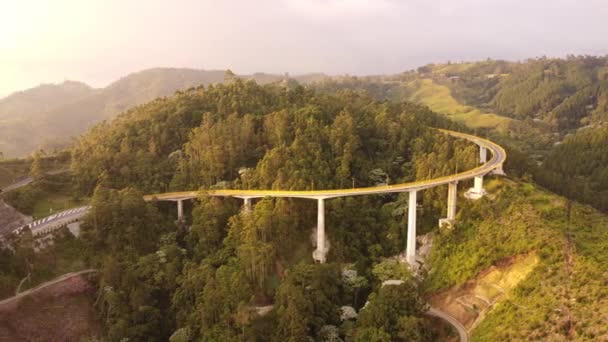 穿越中央山脉的公路及其桥梁和交通的航拍图像 — 图库视频影像