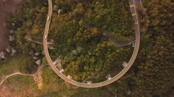 다리와 교통과 산맥을 고속도로의 이미지 — 비디오