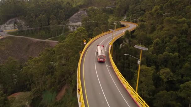 中央の山脈を横断するハイウェイの空中画像とその橋と交通 — ストック動画