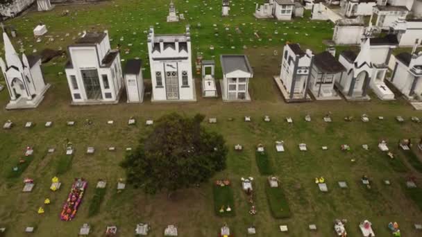 Mezarlığı Mezarları Anıtsallarıyla Birlikte Csuru Kasabası — Stok video
