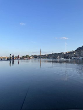 Bordeaux, Fransa 'da mavi yaz gökyüzü, şehirde yaz tatili